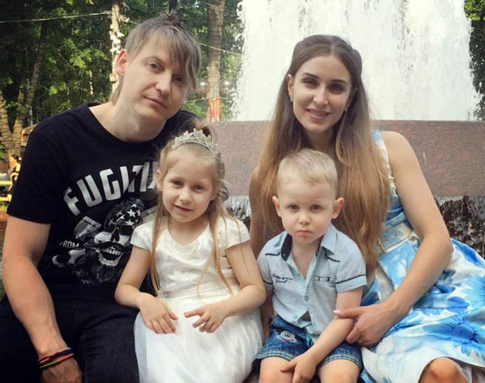 Роман Конограй с женой и детьми