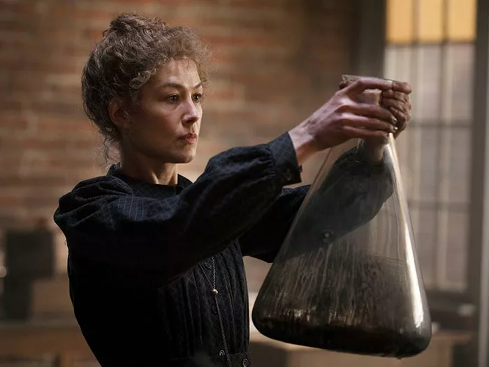 Розамунд Пайк в роли Марии Склодовской-Кюри