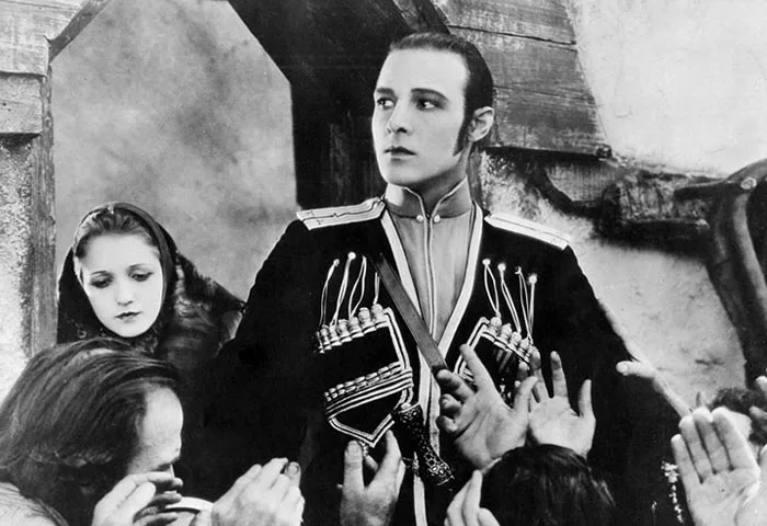 Рудольф Валентино в фильме Орел