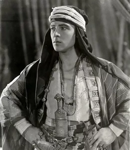 Рудольф Валентино в фильме Сын шейха
