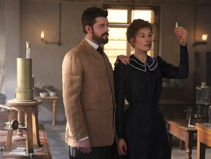 Сэм Райли в роли Пьера Кюри