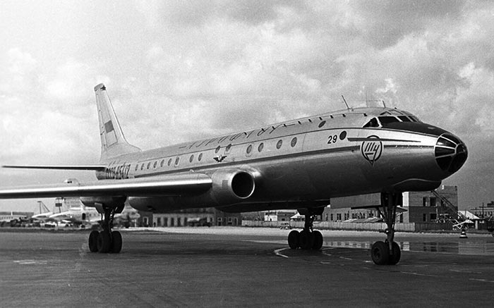 самолет Ту-104