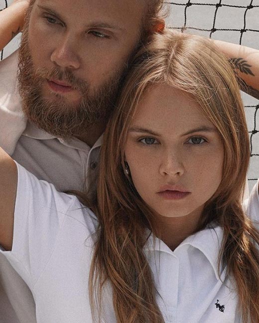 Адаммен іштегі жыныстық қатынас Әйелдің үстінде отырып мастурбация жасап жатқан ер адамның суреті