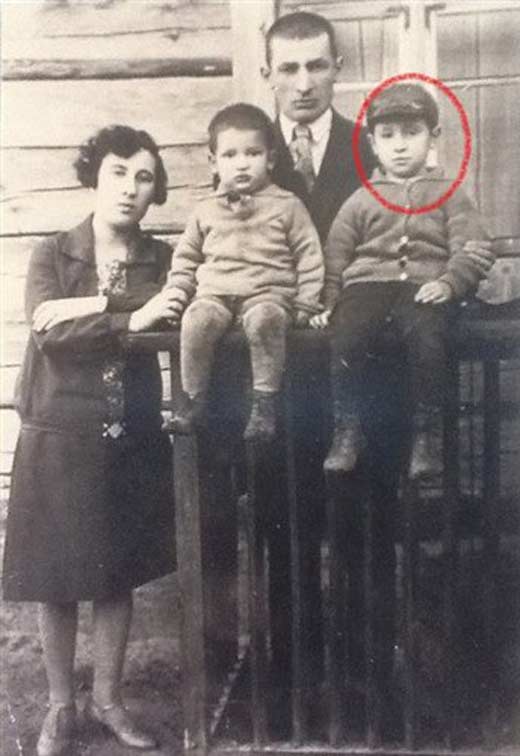 Шимон Перес в детстве с родителями