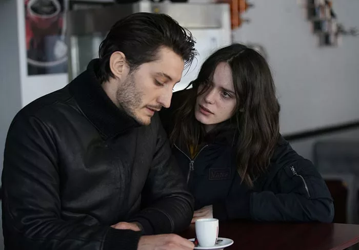 Стейси Мартин в фильме Любовники