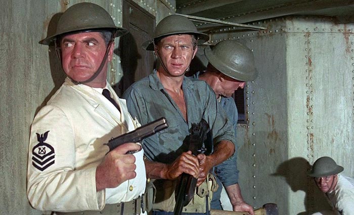 Стив Маккуин в фильме Песчаная галька