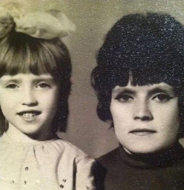 Светлана Мастеркова в детстве с мамой