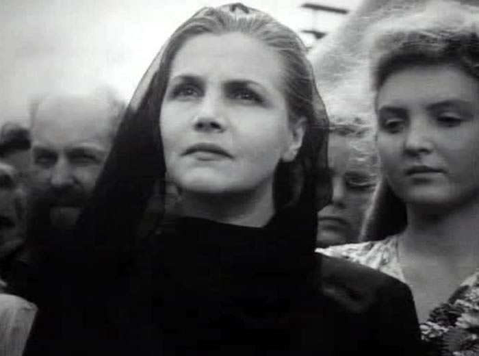 Тамара Макарова в роли Елены Кошевой