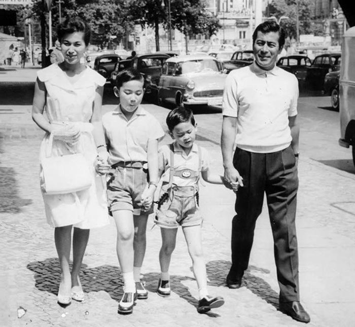 Тосиро Мифунэ с женой и детьми