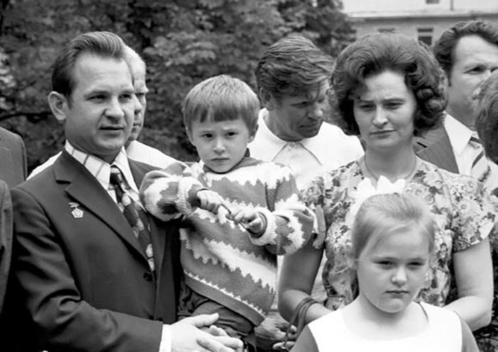 Валерий Кубасов с женой и детьми
