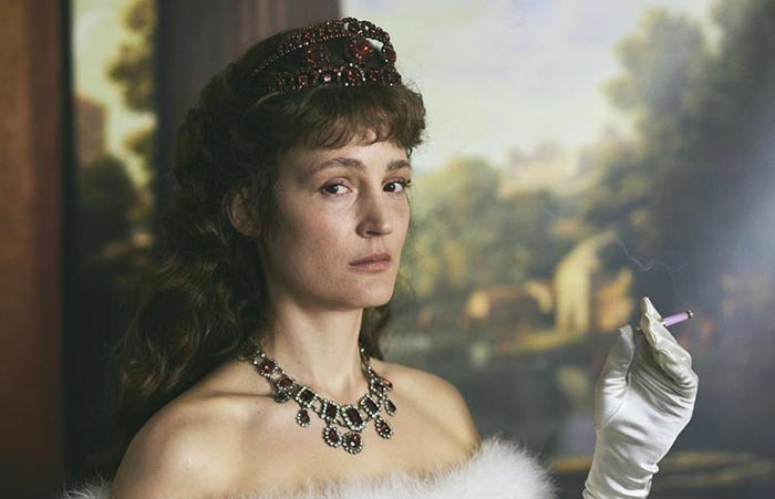 Вики Крипс в фильме Корсаж