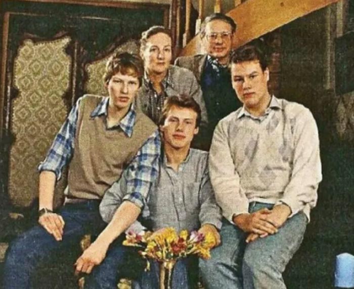 Виктор Луи с женой и детьми