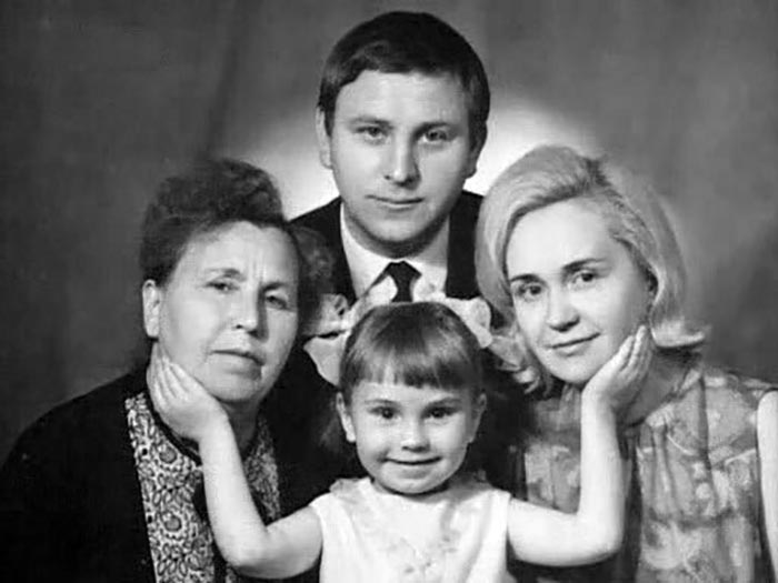 актер Виктор Михайлов с мамой женой и дочерью