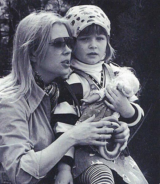 Виктория Азер в детстве с мамой Ириной Азер