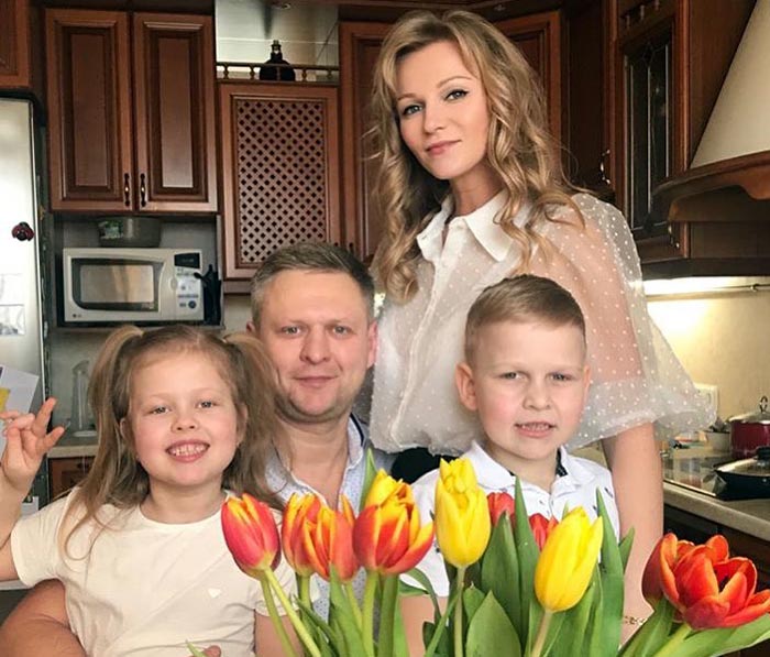 Валентина Лебедева и Андрей Гульнев с детьми