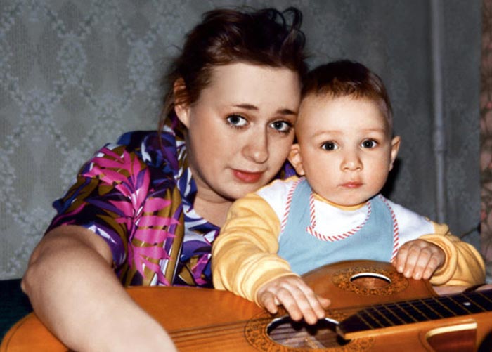 Владислав Гандрабура в детстве с мамой Марией Ароновой