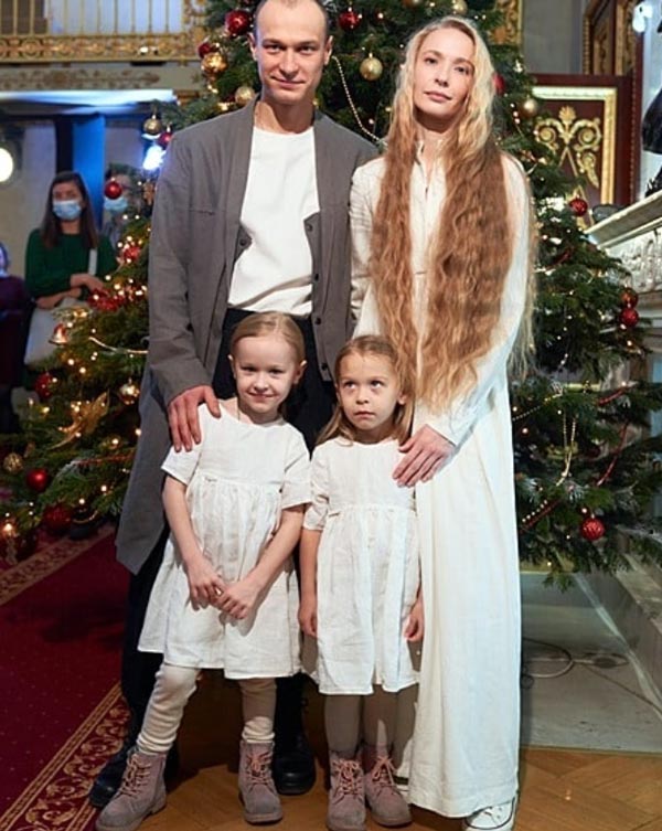 Юрий Борисов и жена Анна Шевчук с дочерьми