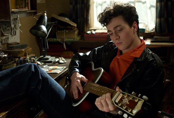 Аарон Тейлор-Джонсон в фильме Стать Джоном Ленноном