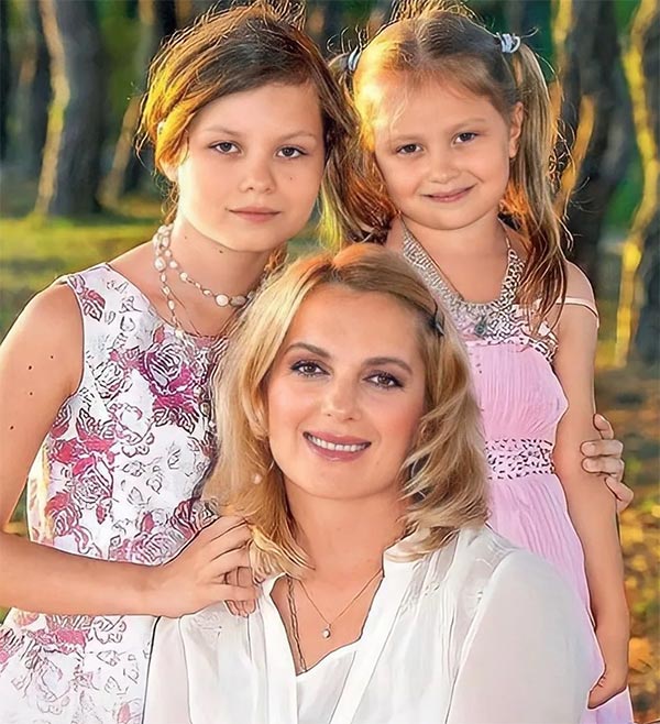 Аграфена Древнова с матерью Марией Порошиной и сестрой Серафимой