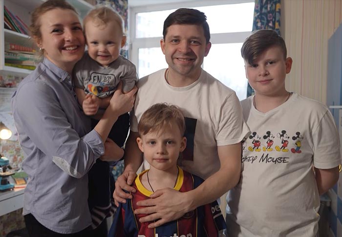 Александр Алёшкин с женой и детьми