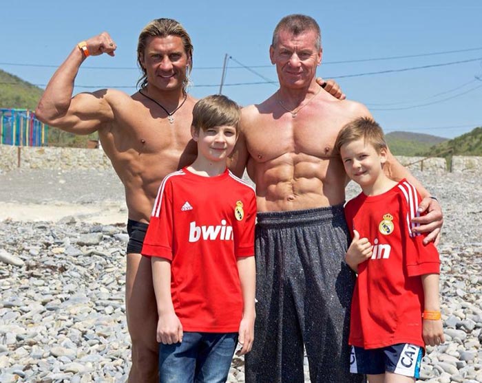 Алексей Яшанькин в детстве с отцом, дедом и братом