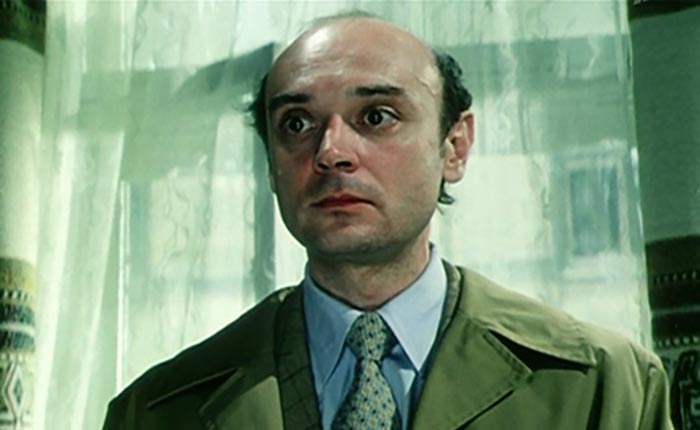 Александр Кириллов в фильме Одиноким предоставляется общежитие