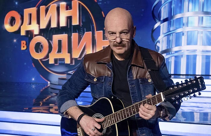 Александр Озеров в образе Александра Розенбаума в шоу Один в один