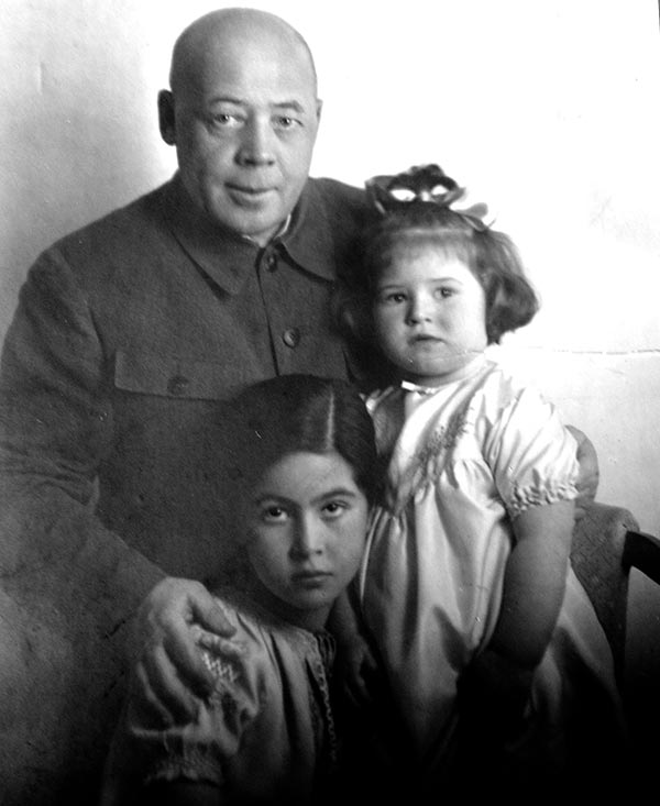 Александр Поскребышев с дочерьми Галиной и Натальей