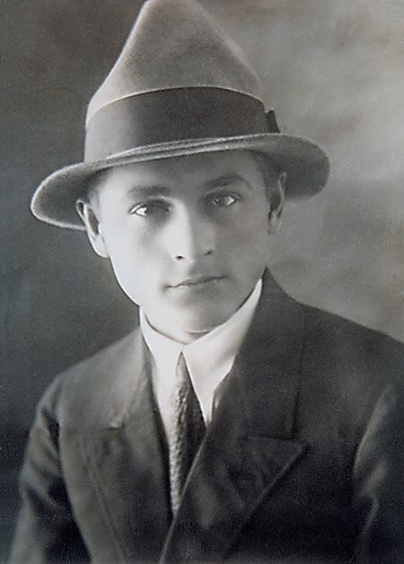 театральный художник Александр Васильев в молодости