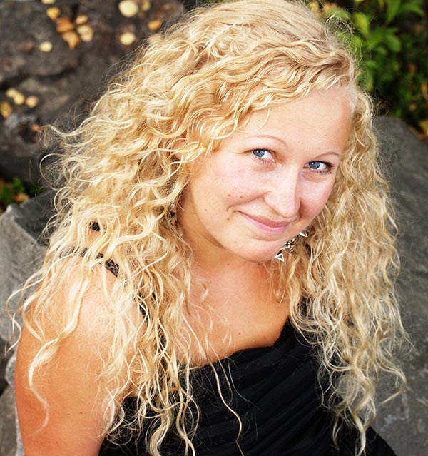 актриса Александра Анискина