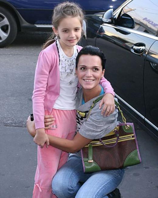 Александра Морозова в детстве с мамой