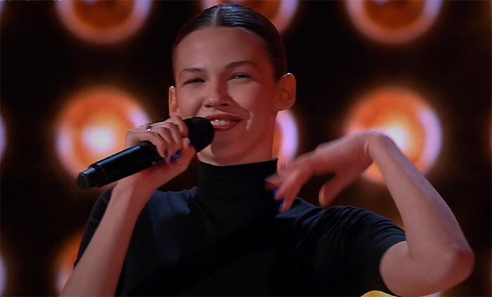 Александра Новгородова в шоу Голос