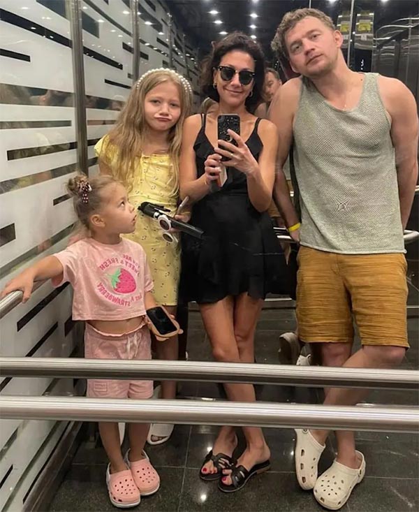 Алексей Демидов с женой Еленой и дочерьми Анастасией и Есенией