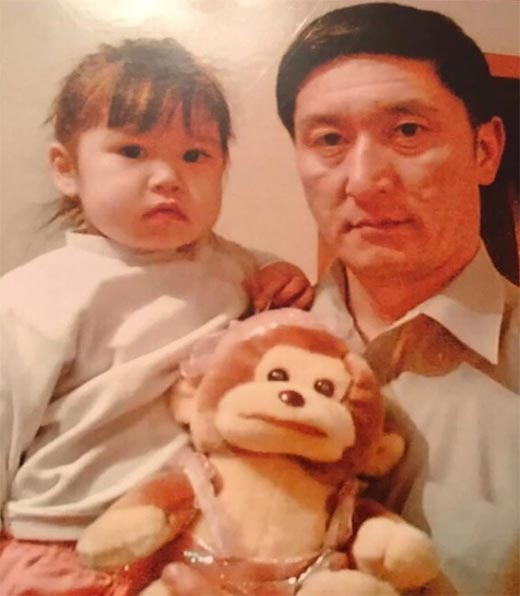 Алина Ким в детстве с отцом