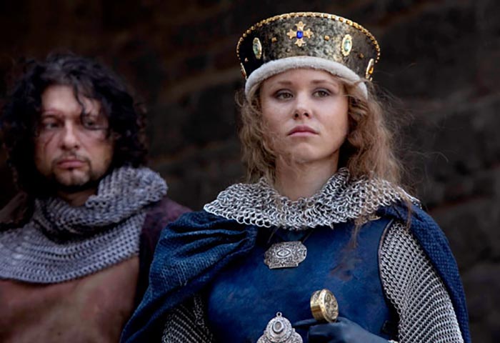 Элисон Пилл в сериале Столпы Земли