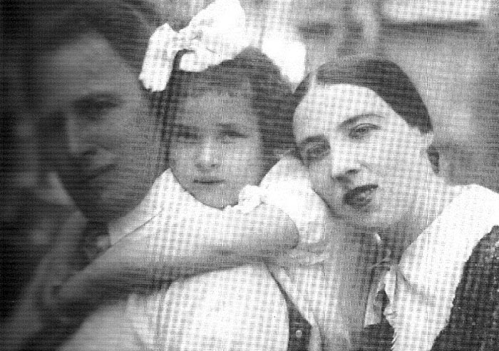 Алла Гербер в детстве с родителями