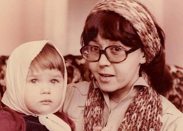 Анастасия Тиханович в детстве с мамой