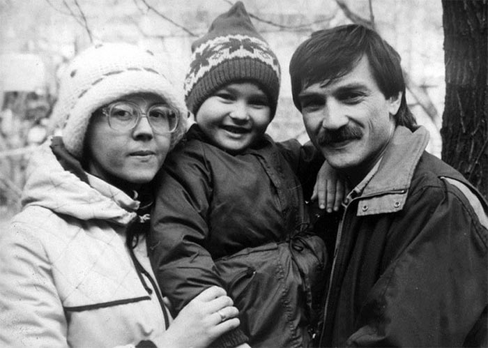 Анастасия Тиханович в детстве с родителями