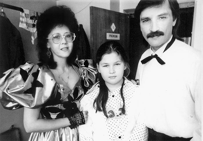 Анастасия Тиханович в детстве с родителями 2