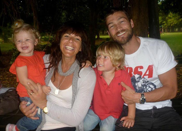 Энди Уитфилд с женой и детьми