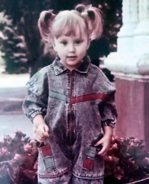 Анна Асти в детстве