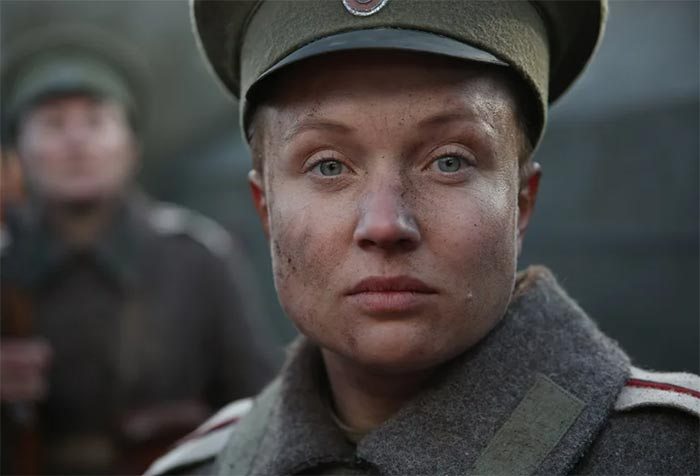 Анна Кузнецова в роли Серафимы Плужниковой в фильме Батальонъ