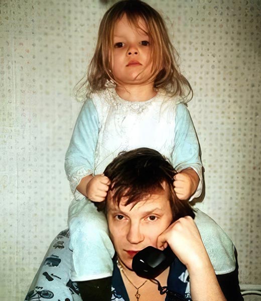 Анна Салтыкова в детстве с отцом