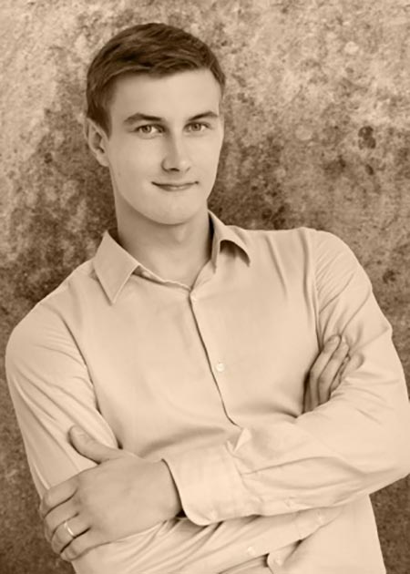 актер Антон Болдырев