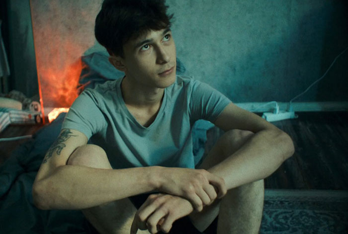 Арсений Белов в фильме Пока небо смотрит