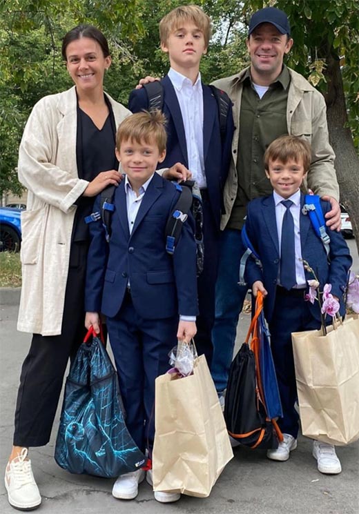 Артём Осипов с женой и детьми