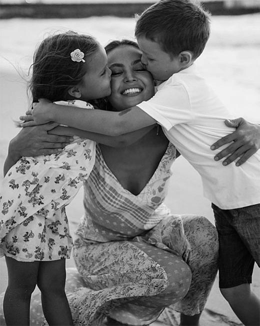 Асель Сагатова с детьми