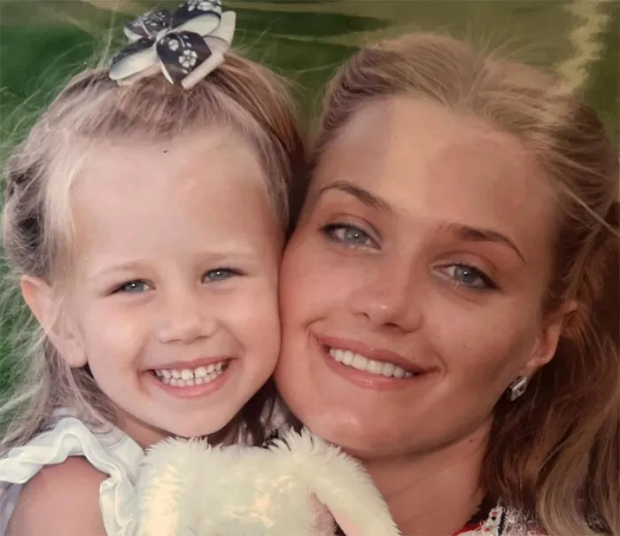 Аврора Киба в детстве с мамой