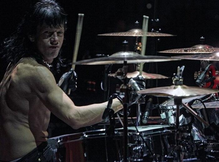 барабанщик Максим Удалов