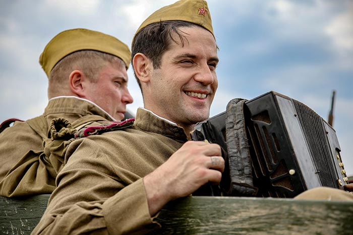 Марк Богатырёв в сериале Значит, нам туда дорога